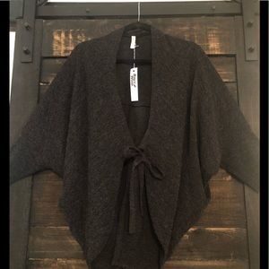 Win Win • Gray Sweater with tie •